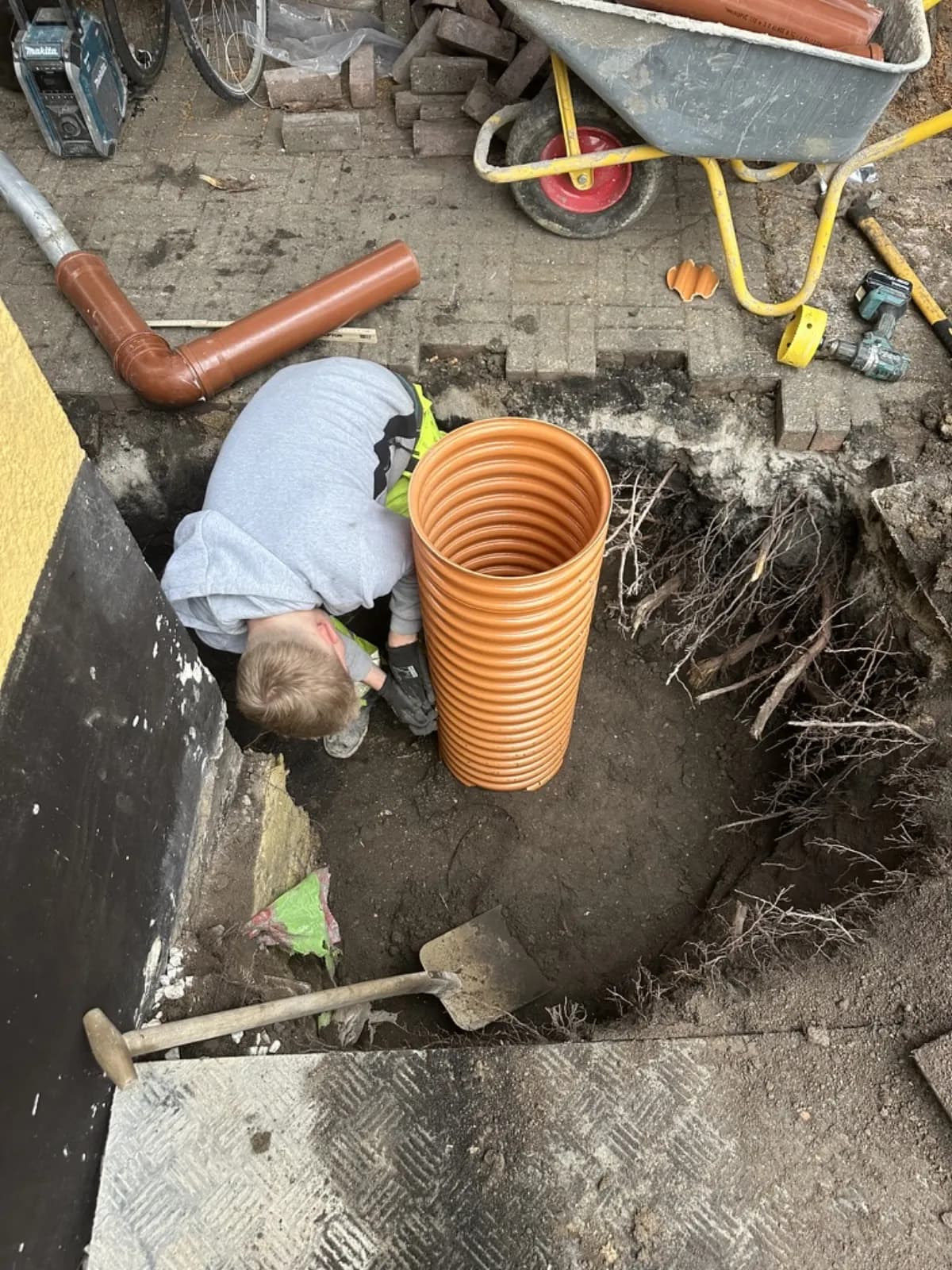 Brøndinstallation - Installation af ny sandfangsbrønd med tilslutning til eksisterende kloaksystem. Inkl. KLS-dokumentation.