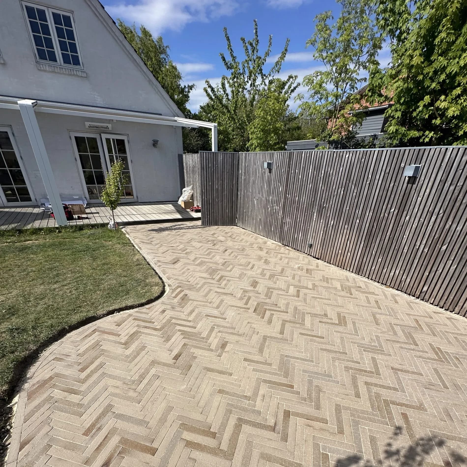 Sildebensmønster - Teglklinker lagt i sildebensmønster på terrasse. Tidløst design med høj holdbarhed og minimal vedligeholdelse.